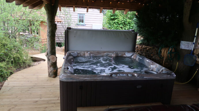 Kingfisher Hot Tub and Relaxation Area